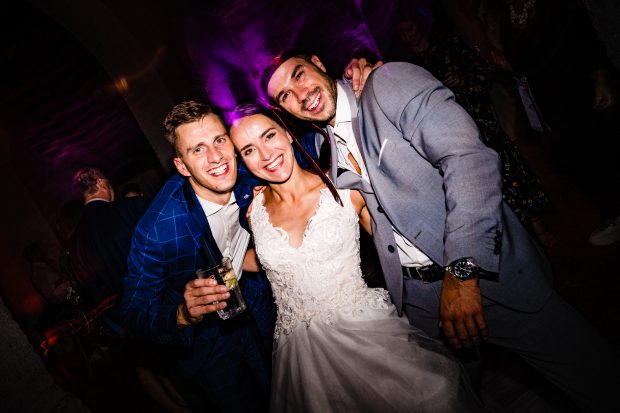 La sposa si unisce agli amici sul dancefloor, regalando momenti di spontaneità e divertimento.