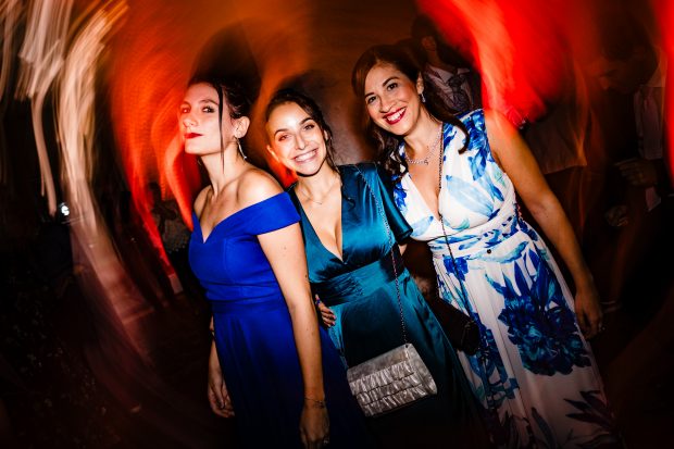 Le amiche degli sposi ballano sul dancefloor durante il ricevimento a Villa Antona Traversi.