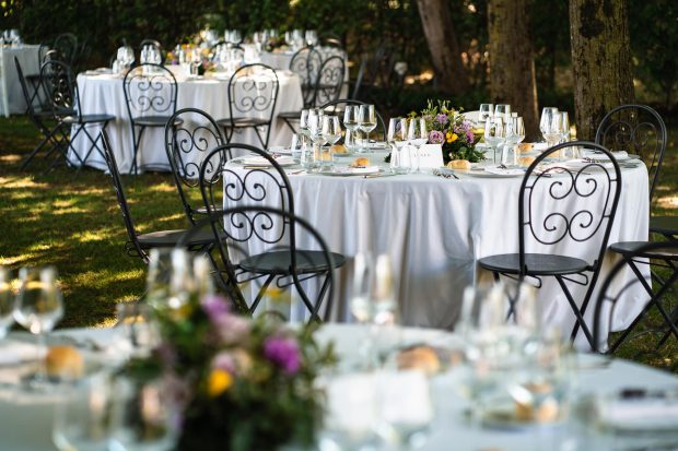 Tavoli decorati per il ricevimento all’aperto del matrimonio alla Tenuta La Madonnina.