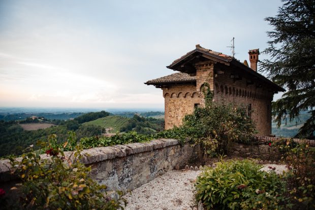 Uno scatto dell’interno del Castello di Tabiano, con la sua architettura elegante e atmosfera magica. Fotografia scattata da Paolo Lamperti Fotografo Matrimonio Varese al Castello di Tabiano.
