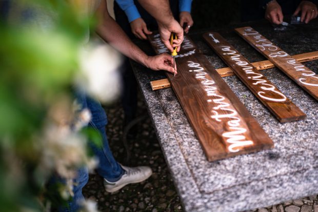 Lo sposo, David, mentre sistema gli ultimi dettagli decorativi nel cortile della villa