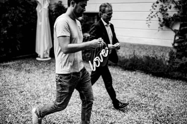 David e suo padre trasportano un cartello decorativo con la scritta LOVE a Villa Parravicino Sossnovsky