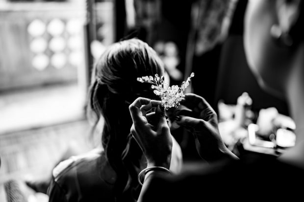 Marika durante la preparazione, dettaglio acconciatura