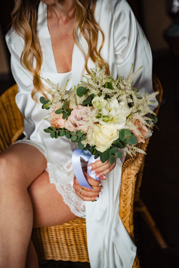 Marika durante la preparazione, dettaglio bouquet sposa