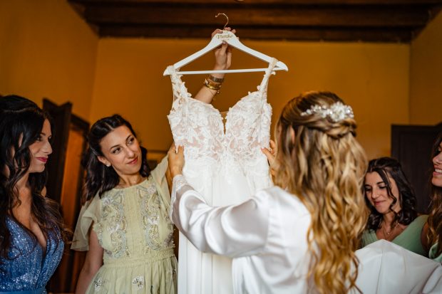 Marika durante la preparazione, dettaglio abito da sposa