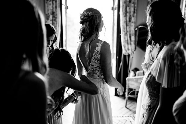 Marika durante la preparazione, le damigelle alle prese con abito da sposa