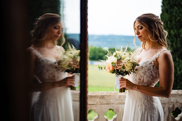 Marika durante la preparazione, ritratto alla finestra con bouquet