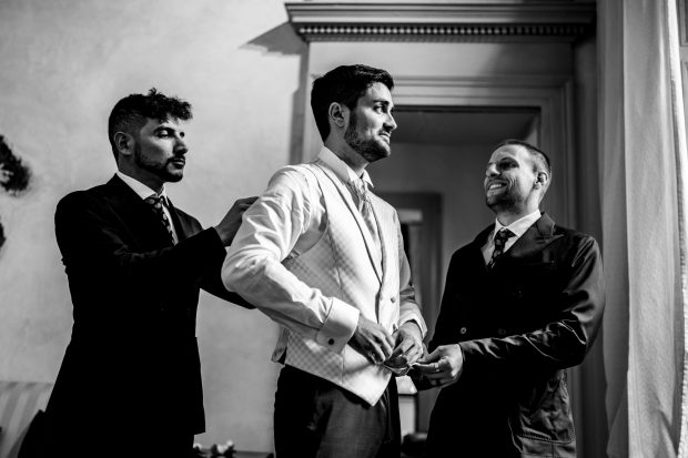 David durante la preparazione, indossa abito sposo