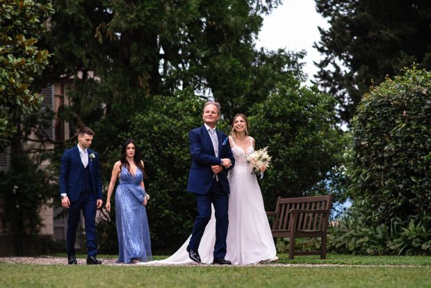 Marika mentre arriva alla cerimonia accompagnata dal padre