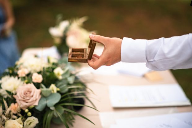 dettaglio scatola porta fedi nuziali