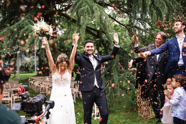 l'uscita degli sposi con lancio di petali