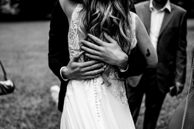 dettaglio di un abbraccio