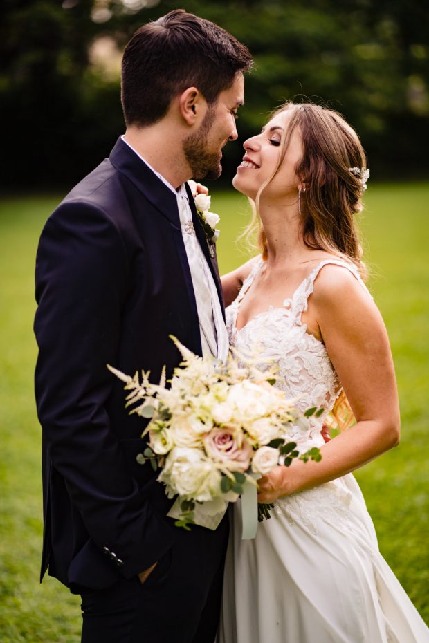 Ritratto romantico degli sposi Marika e David a Villa Parravicino Sossnovsky, Varese