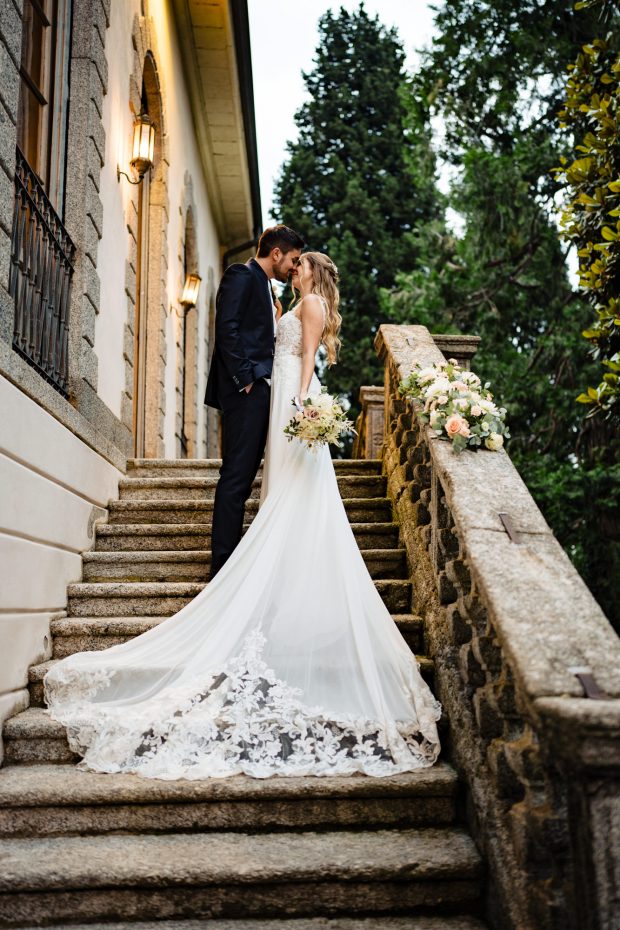 Ritratto romantico degli sposi Marika e David sulla scalinata di Villa Parravicino Sossnovsky, Varese