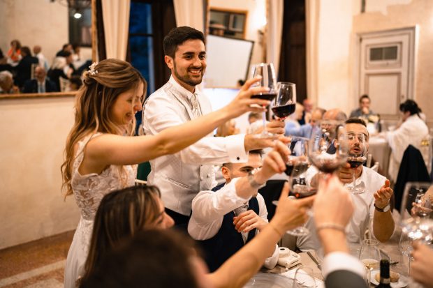 Marika e David che brindano con i loro ospiti durante il ricevimento serale