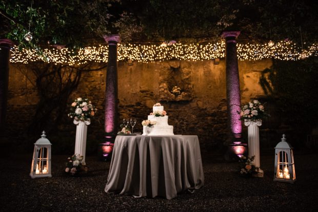 Dettaglio della torta nuziale di Marika e David durante il ricevimento serale a Villa Parravicino Sossnovsky