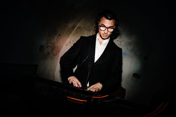 Il DJ che mixa musica durante il ricevimento serale di Marika e David a Villa Parravicino Sossnovsky