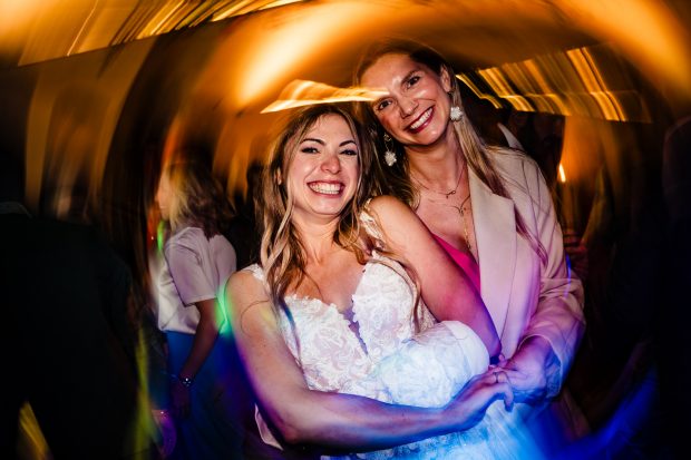 La sposa con un'amica sul dancefloor