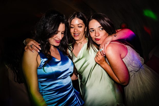 Le invitate che ballano scatenati durante il ricevimento di Marika e David