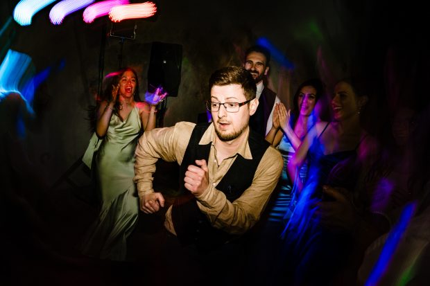 Un amico scatenato durante il ricevimento di Marika e David