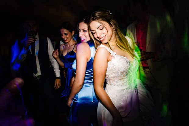La sposa balla con un'amica