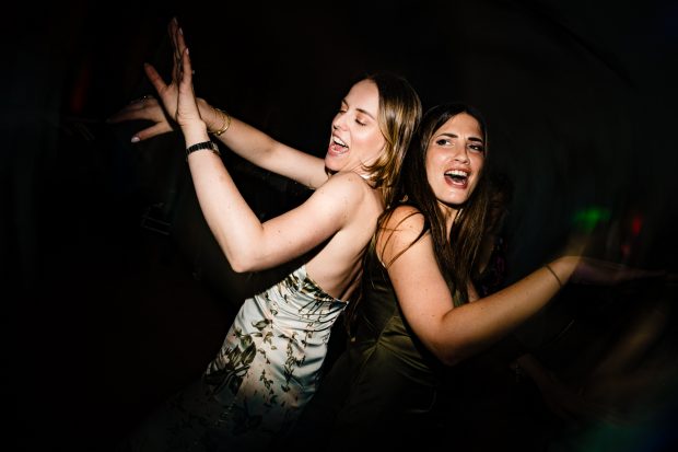 Amiche che ballano scatenati durante il ricevimento di Marika e David