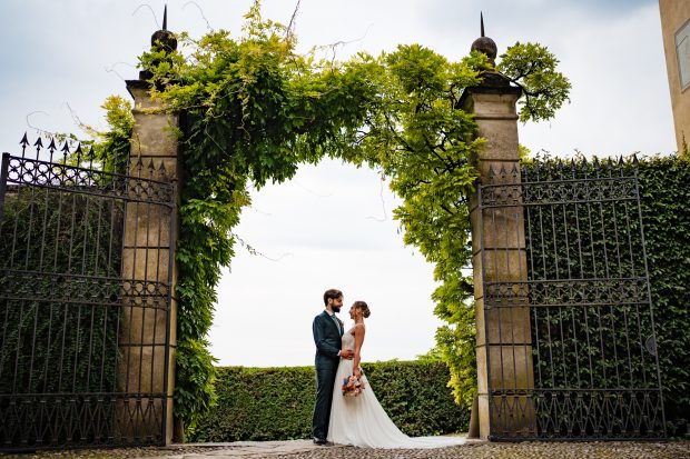 Patrizia e Manlio insieme in un ritratto romantico. Scatto realizzata da Paolo Lamperti Photographer Fotografo matrimonio Varese e Tenuta Frizzoni.