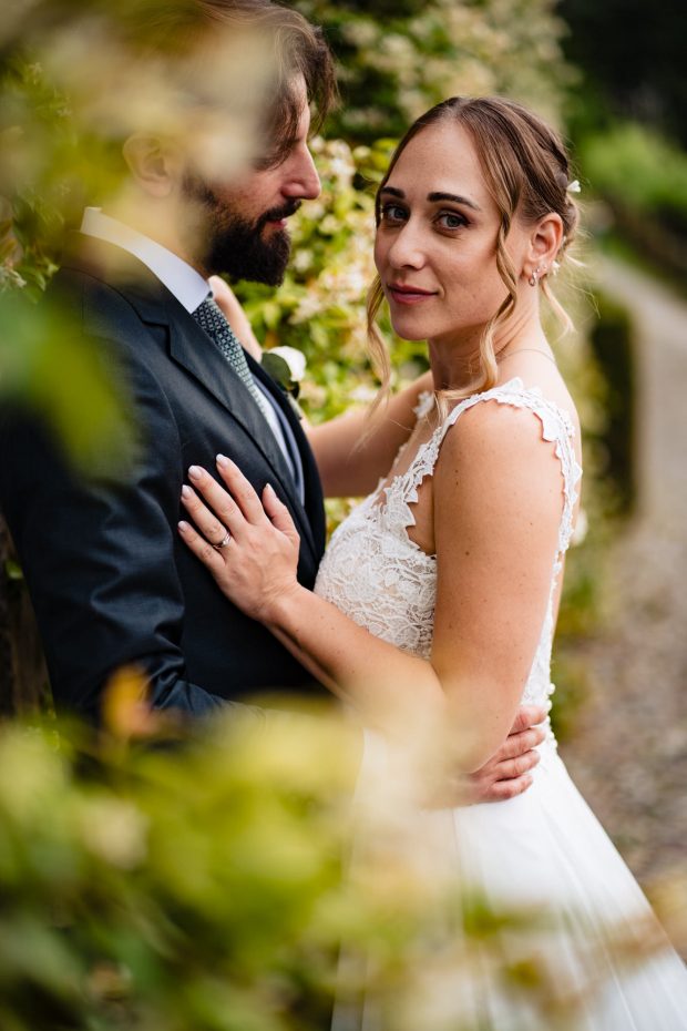 Patrizia e Manlio insieme in un ritratto romantico. Scatto realizzata da Paolo Lamperti Photographer Fotografo matrimonio Varese e Tenuta Frizzoni.
