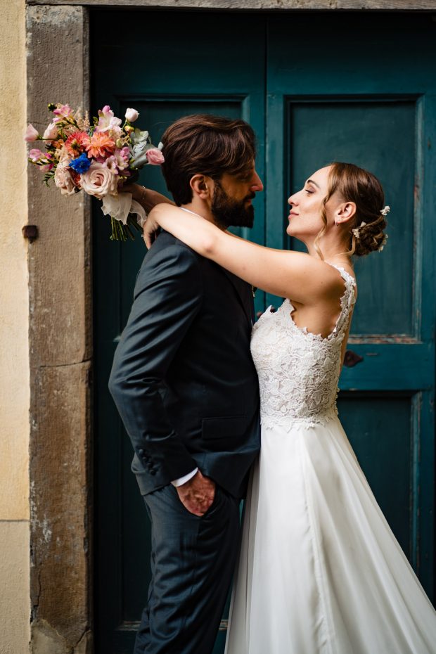 Patrizia e Manlio insieme in un ritratto romantico. Scatto realizzata da Paolo Lamperti Photographer Fotografo matrimonio Varese e Tenuta Frizzoni.