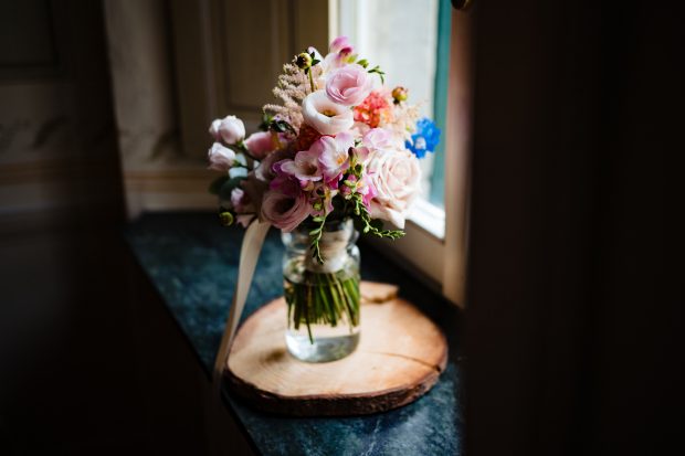 Bouquet di fiori freschi di Patrizia, pronto per il giorno del matrimonio. Scatto realizzata da Paolo Lamperti Photographer Fotografo matrimonio Varese e Tenuta Frizzoni.