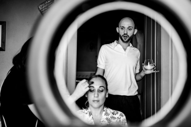 Patrizia mentre riceve il trucco e l'acconciatura per il matrimonio. Scatto realizzata da Paolo Lamperti Photographer Fotografo matrimonio Varese e Tenuta Frizzoni.