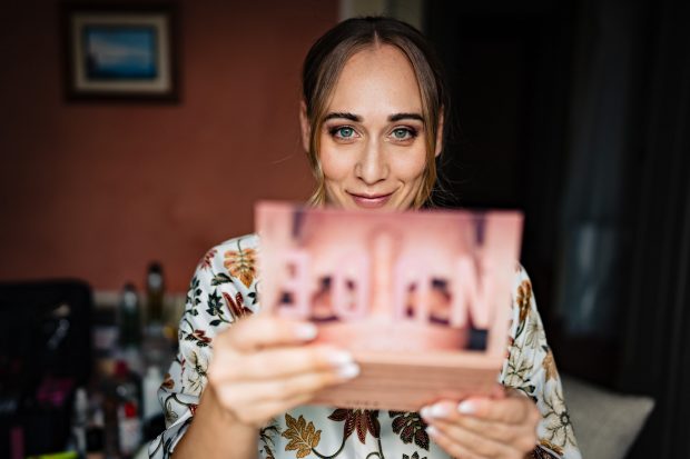 Patrizia mentre riceve il trucco e l'acconciatura per il matrimonio. Scatto realizzata da Paolo Lamperti Photographer Fotografo matrimonio Varese e Tenuta Frizzoni.
