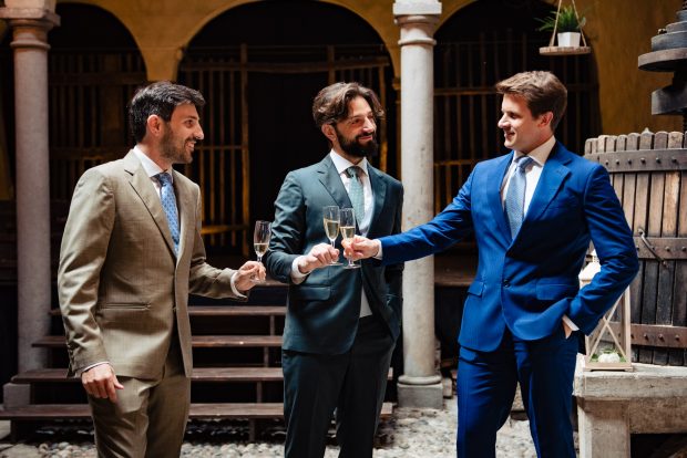 Manlio e i suoi testimoni ridono e brindano durante i preparativi. Scatto realizzata da Paolo Lamperti Photographer Fotografo matrimonio Varese e Tenuta Frizzoni.