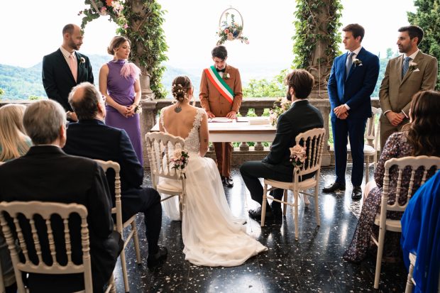 Cerimonia civile di Patrizia e Manlio alla Tenuta Frizzoni. Scatto realizzata da Paolo Lamperti Photographer Fotografo matrimonio Varese e Tenuta Frizzoni.