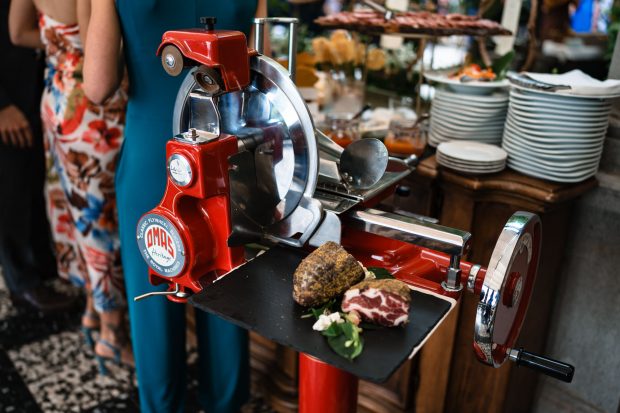 Tavolo elegantemente decorato per il ricevimento di Patrizia e Manlio alla Tenuta Frizzoni. Scatto realizzata da Paolo Lamperti Photographer Fotografo matrimonio Varese e Tenuta Frizzoni.