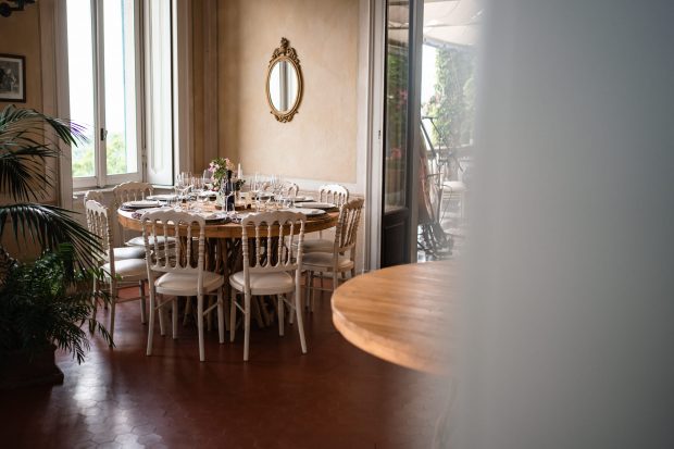 Tavolo elegantemente decorato per il ricevimento di Patrizia e Manlio alla Tenuta Frizzoni. Scatto realizzata da Paolo Lamperti Photographer Fotografo matrimonio Varese e Tenuta Frizzoni.