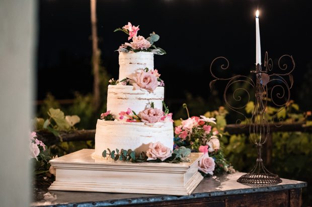 Torta nuziale a più piani decorata per il matrimonio di Patrizia e Manlio. Scatto realizzata da Paolo Lamperti Photographer Fotografo matrimonio Varese e Tenuta Frizzoni.