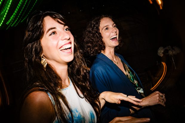 Ospiti che si divertono e ballano durante il ricevimento. Scatto realizzata da Paolo Lamperti Photographer Fotografo matrimonio Varese e Tenuta Frizzoni.