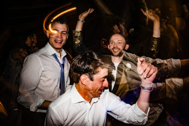 Ospiti che si divertono e ballano durante il ricevimento. Scatto realizzata da Paolo Lamperti Photographer Fotografo matrimonio Varese e Tenuta Frizzoni.