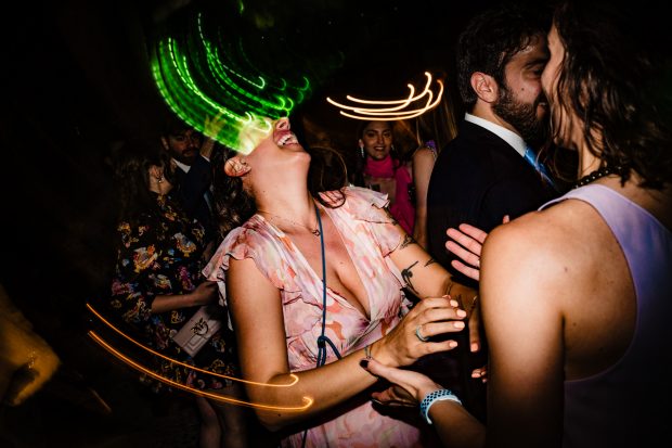 Ospiti che si divertono e ballano durante il ricevimento. Scatto realizzata da Paolo Lamperti Photographer Fotografo matrimonio Varese e Tenuta Frizzoni.