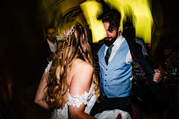 Ospiti che si divertono e ballano durante il ricevimento. Scatto realizzata da Paolo Lamperti Photographer Fotografo matrimonio Varese e Tenuta Frizzoni.