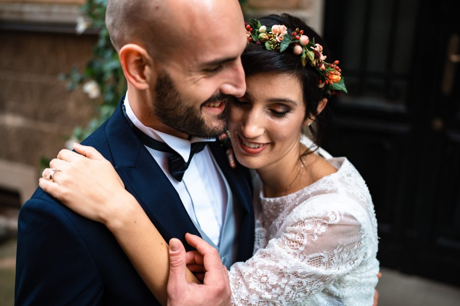 Ritratto emozionante degli sposi, Stefania e Alessandro, sorridenti e felici nel giorno del loro matrimonio.