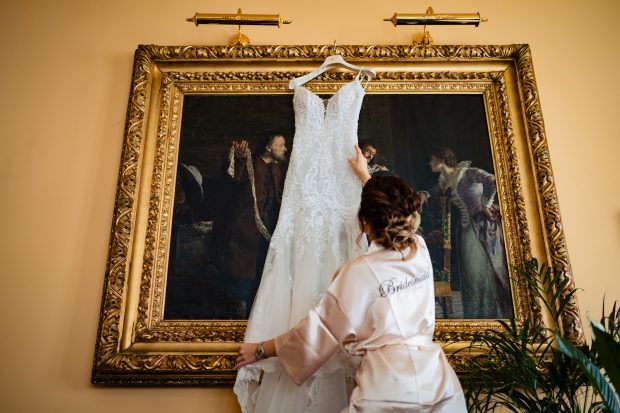 Dettaglio dell'abito da sposa di Valentina a Villa Saporiti 1989, una delle migliori location matrimonio Varese.