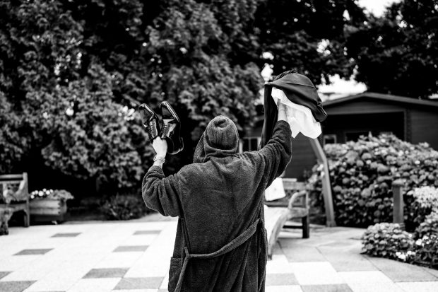 Oscar ride mentre riemerge dalla piscina a Villa Saporiti.