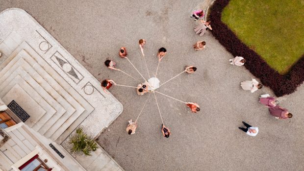 Valentina mentre taglia i nastri del bouquet a Villa Saporiti 1989, una delle migliori location matrimonio Varese.