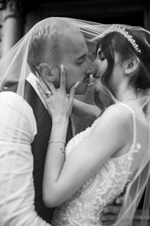 Valentina e Oscar posano insieme nei giardini di Villa Saporiti