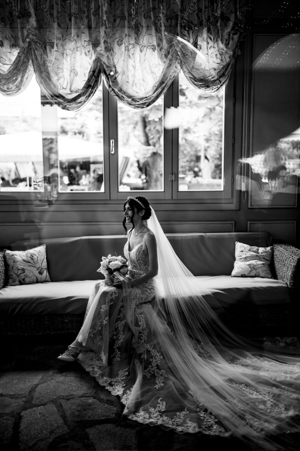 Valentina e Oscar posano insieme nei giardini di Villa Saporiti