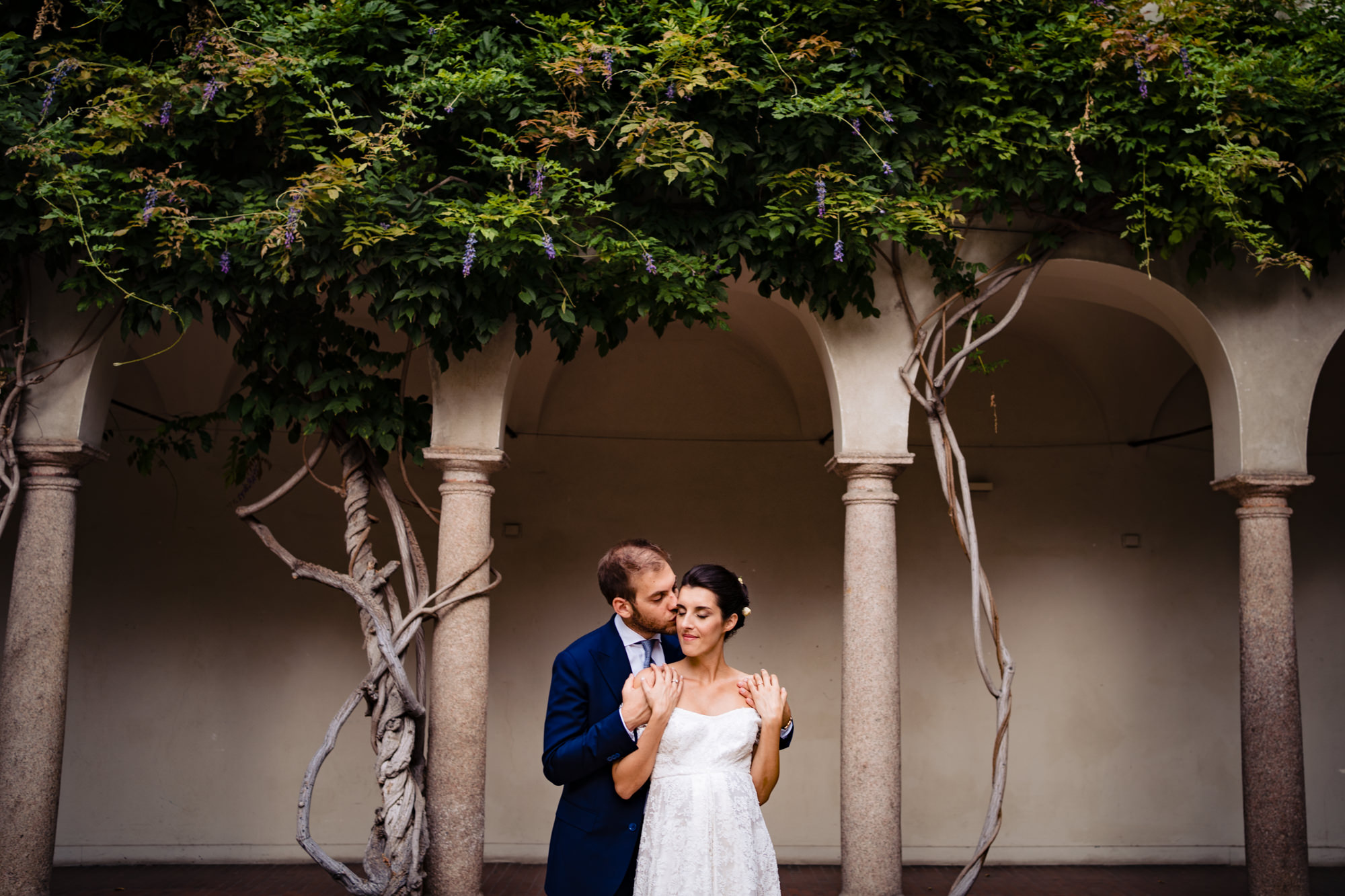 Ritratto romantico degli sposi nei Chiostri di San Barnaba.