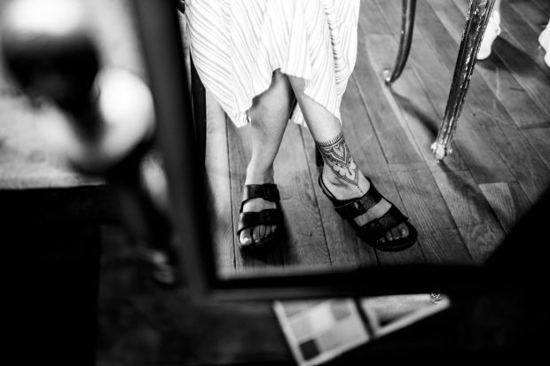 Tatuaggio sul piede della sposa – fotografo matrimonio Mulino dell’Olio