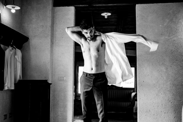 Sposo infila la camicia – fotografo matrimonio Mulino dell’Olio